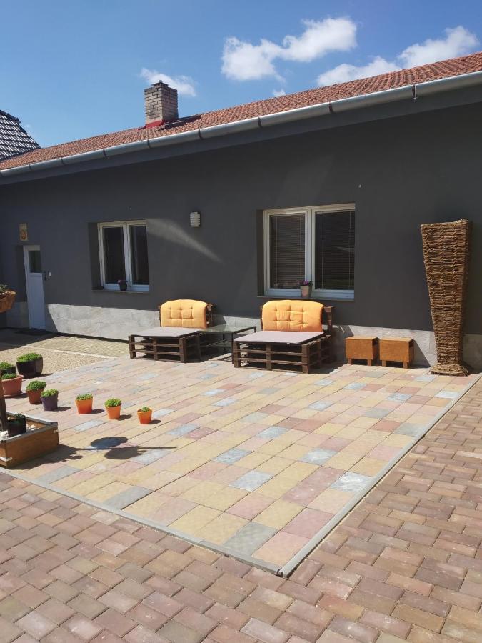 Apartman Blizko Brna S Dobovymi Dekoracemi Διαμέρισμα Melcany Εξωτερικό φωτογραφία