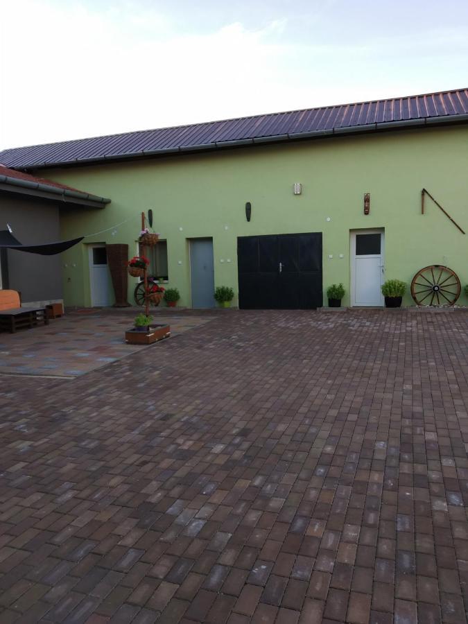 Apartman Blizko Brna S Dobovymi Dekoracemi Διαμέρισμα Melcany Εξωτερικό φωτογραφία